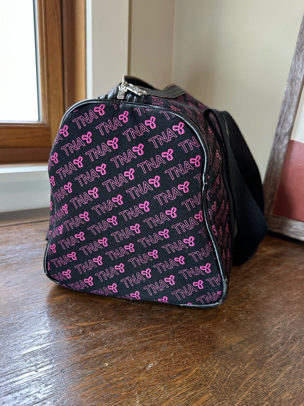 TNA Aritzia Black And Pink Canvas Sports Tote Bowler Bag With Hangtag - Picture 6 of 13